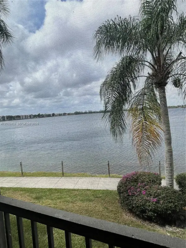 110 Lake Emerald 203 203, Oakland Park, FL 33309