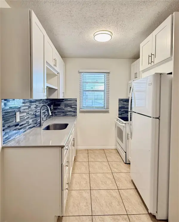 30 SE 4th Avenue 206, Hallandale Beach, FL 33009