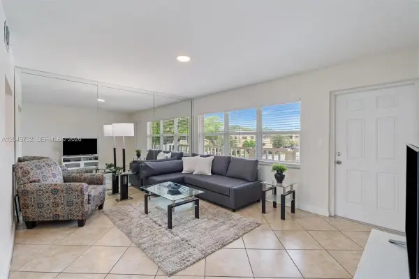 9101 Sunrise Lakes Boulevard 202, Sunrise, FL 33322