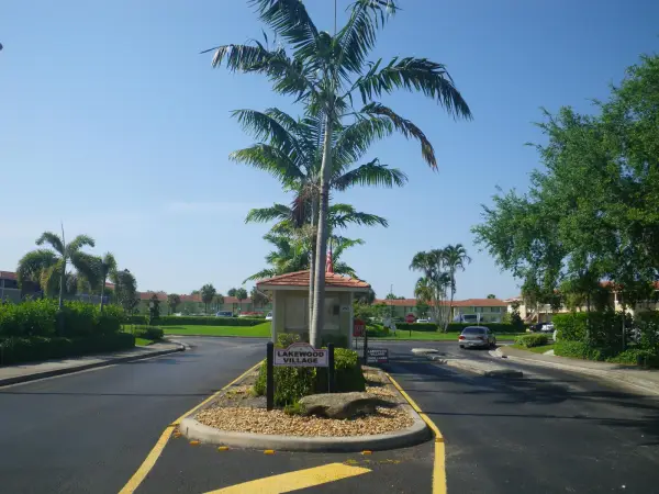 803 Twin Lakes 803, FL 33071