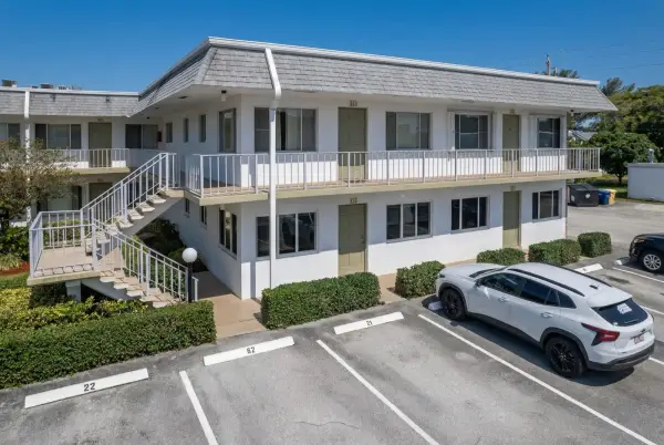 2920 Cynthia Lane 202, Lake Worth Beach, FL 33461