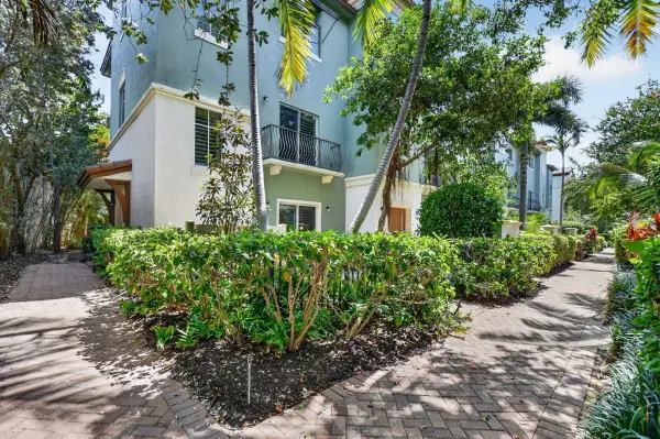 27 NW Hawthorne Place, Boca Raton, FL 33432