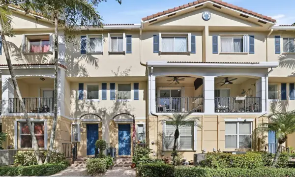 2905 S Greenleaf Circle, Boynton Beach, FL 33426