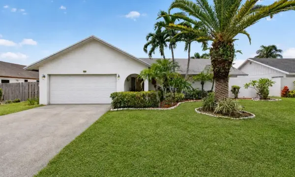 586 NW 45th Way, Delray Beach, FL 33445